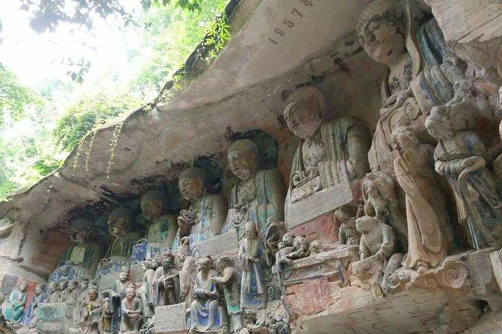 重慶のダウンタウンから大足岩の彫刻へのプライベート デイ ツアー
