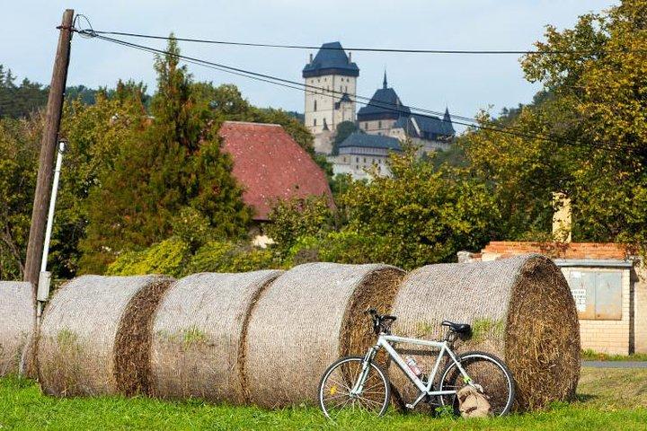 Volledige dag fietstocht door het platteland naar kasteel Karlstejn (kleine groep)