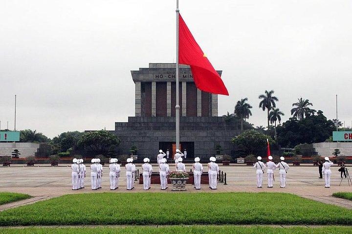 Tour privado de 1 día por la ciudad de Hanoi con un divertido paseo nocturno y comida por la calle