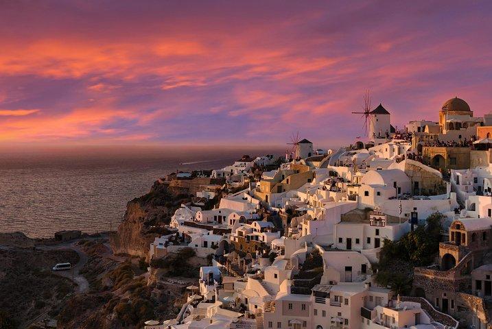 Atardecer en los pueblos tradicionales de Oia y Santorini