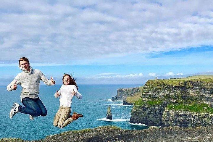 コーク発モーハーの断崖日帰りツアー：ワイルド・アトランティック・ウェイを含む