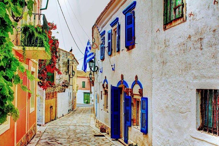 上およびそれを越えてPalaiokastritsa Corfu Vespaスクーターツアー