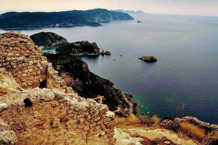 上およびそれを越えてPalaiokastritsa Corfu Vespaスクーターツアー