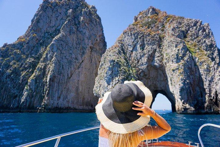 Tour en barco para grupos pequeños Capri y gruta azul con paradas de natación