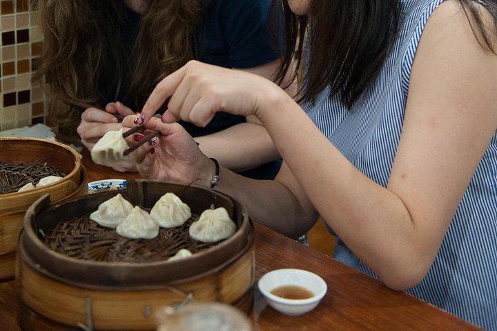Private Tour: Shanghai Acrobatic Show and Authentic Dim Sum