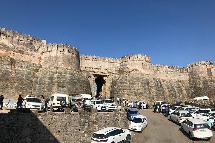 Kumbhalgarh Fortによるジャイプールからウダイプールへのプライベート送迎