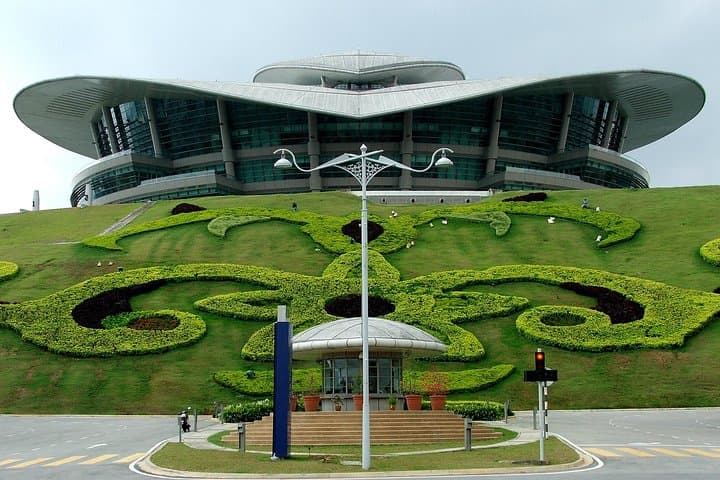 Explore Putrajaya: Iconic Landmarks & Lake Cruise Experience