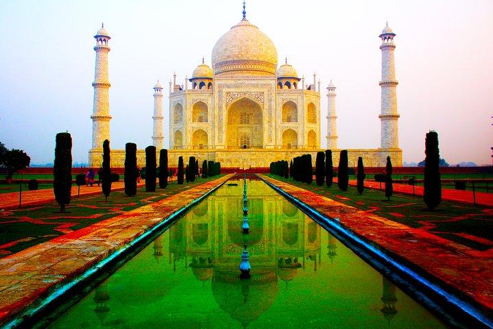 Taj Mahal e Agra Tour notturno da Amritsar con voli