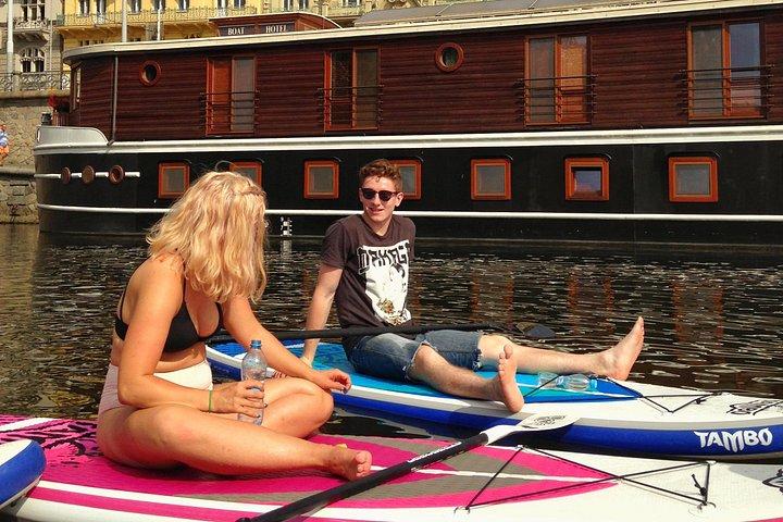 Stand-up paddleboarding på Vltava-floden i Prag