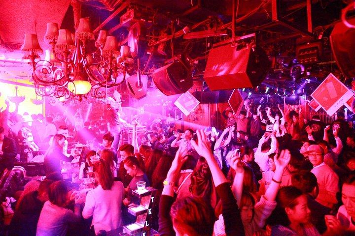 Tour notturno di Shanghai per piccoli gruppi: Spettacolo acrobatico e Nightclub Crawl