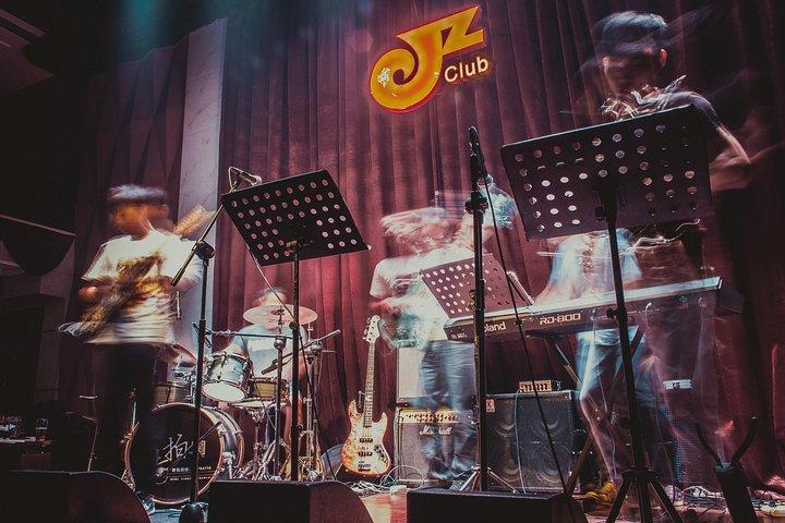 Tour notturno di Shanghai per piccoli gruppi: Spettacolo acrobatico e Nightclub Crawl