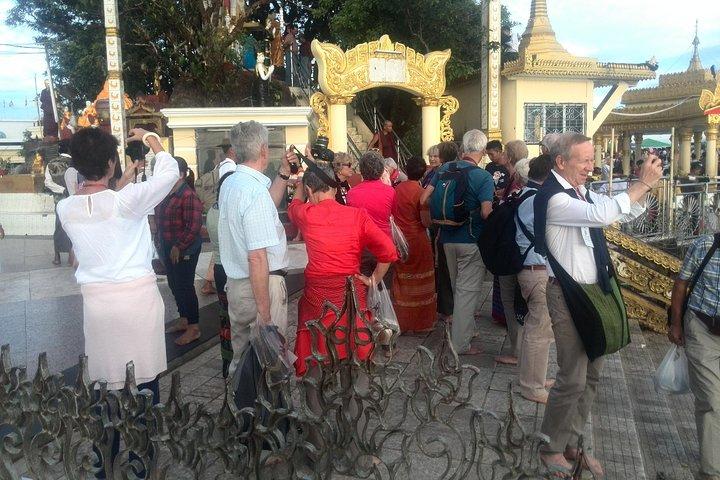 Från Yangon: Full Day Excursion till Golden Rock