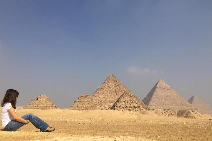 カイロ空港からのギザのピラミッド、エジプト博物館、地元のバザー