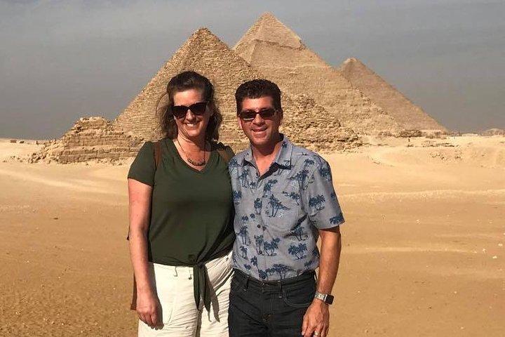 カイロ空港からのギザのピラミッド、エジプト博物館、地元のバザー