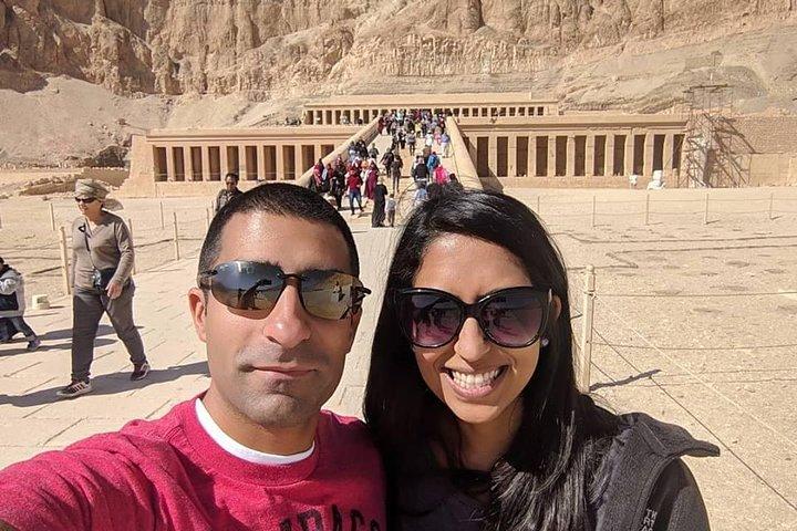 viagem noturna para a cidade de luxor do Cairo em voo doméstico de ida e volta inclui hotel