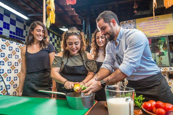 新鮮な地元市場の食材の選択と輸送によるメキシコ料理教室
