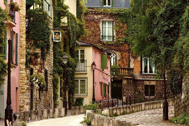 Montmartre and Sacré-Cœur Walking Tour with a Local Guide