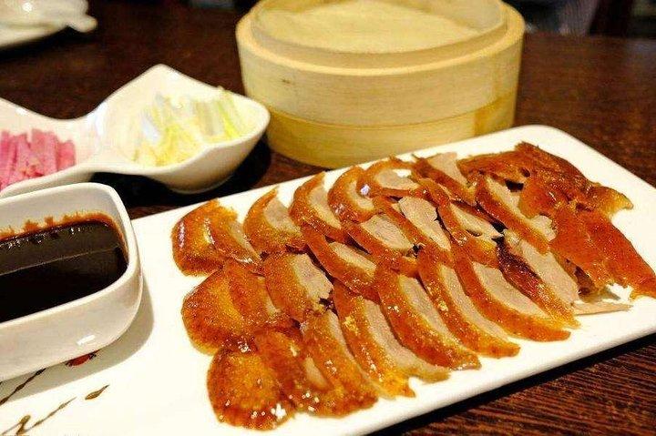 素晴らしい上海のナイトライトで北京ダックの食事体験