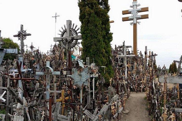 ビリニュスからリガへのプライベート旅行：十字架の丘、ルンダーレ宮殿、バウスカ城
