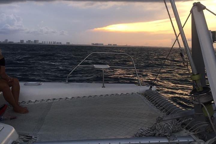 Tour privado en catamarán al atardecer