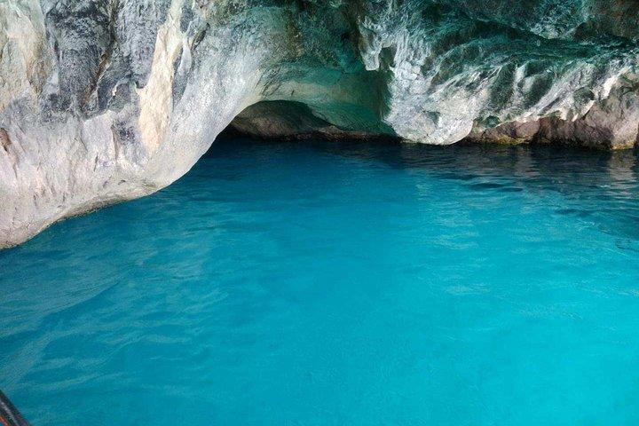 ガラス底のボートで亀の島と洞窟へのクルーズ