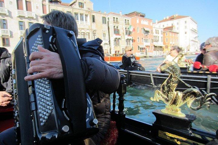 ヴェネツィアのプライベートゴンドラに乗って：運河でセレナーデを楽しむ