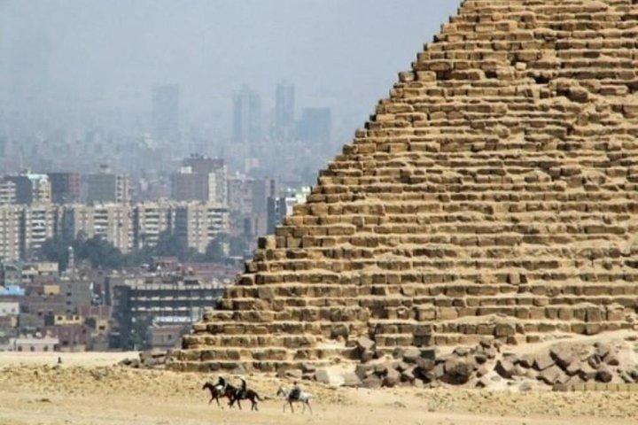 4 Dagen Cairo City Break inbegrepen The Great Pyramids - Egyptian Museum - Saqqara - Maemphis - Old City - Khan El Khalily Bazar en een Dinner Cruise