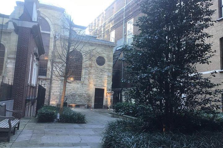 ロンドン旧市街の秘密の路地の幽霊
