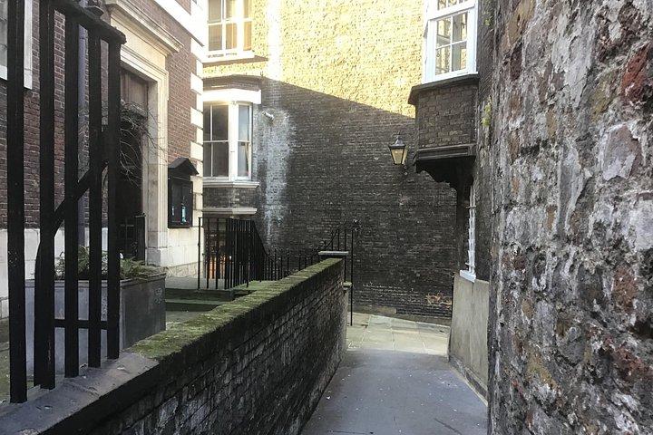ロンドン旧市街の秘密の路地の幽霊