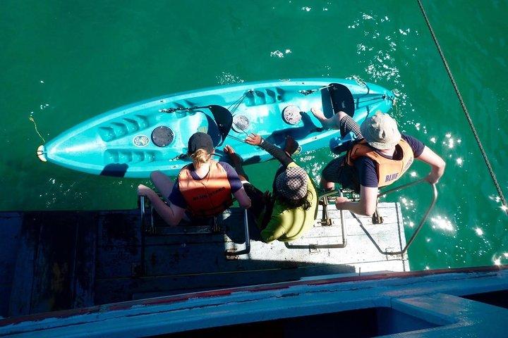 Angthong Marine Parkでブルースターズカヤックアドベンチャー