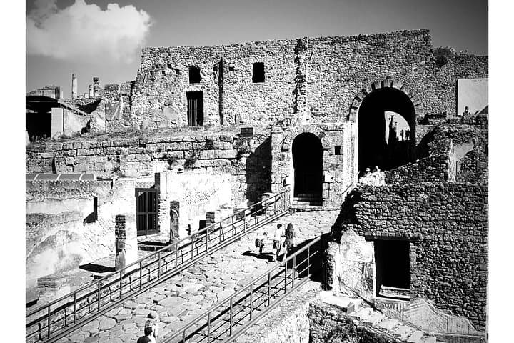 Pompeii private small group tour - 4 hours including transfers