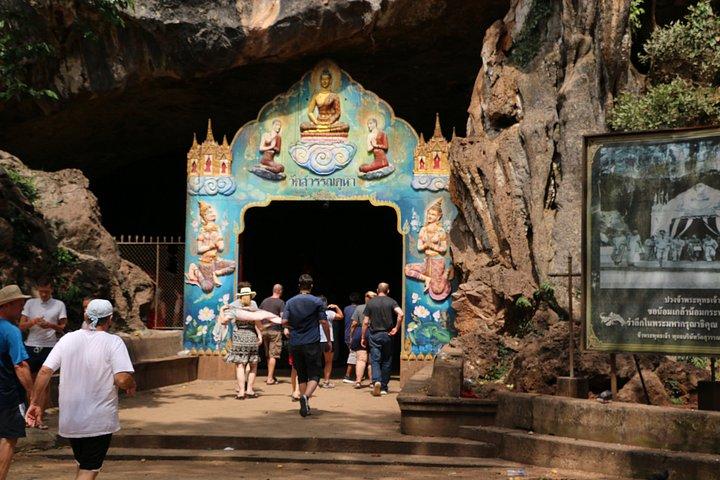 カオラックからのドラゴン洞窟を含む終日寺院ツアー