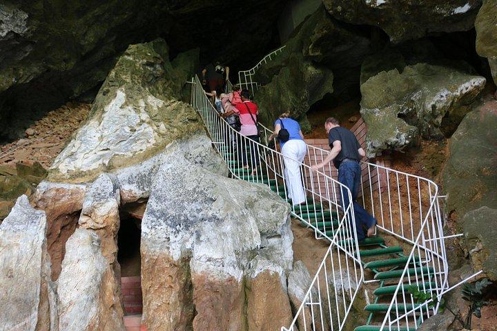 カオラックからのドラゴン洞窟を含む終日寺院ツアー