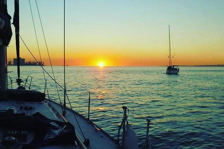 Excursion en voilier au coucher du soleil sur le fleuve Tage