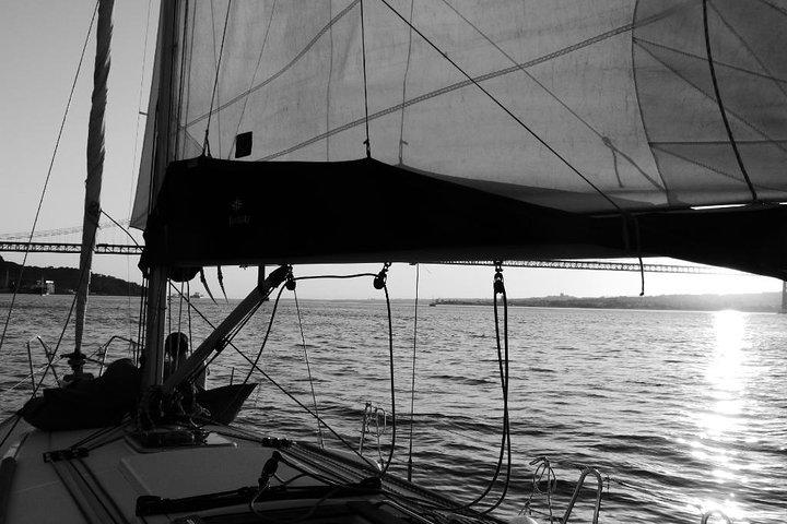 Morgens Segeltour im Tejo von Lissabon