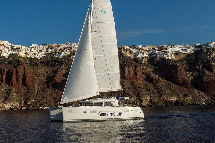 プライベート モーニング ツアー ラグーン 400-380 サントリーニ島でのセーリング、ランチ、ドリンク、送迎