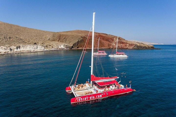 Cruzeiro de catamarã com barbacoa, bebidas e transfer em Santorini