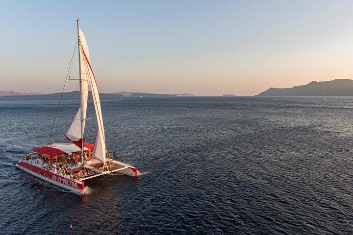 Cruzeiro de catamarã com barbacoa, bebidas e transfer em Santorini