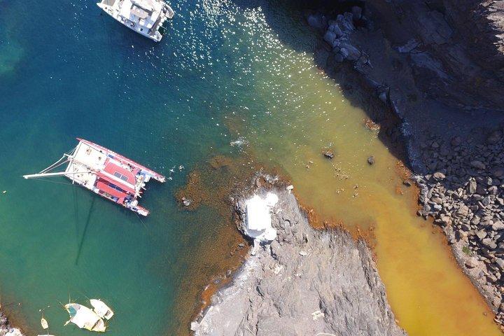 Cruzeiro de catamarã com barbacoa, bebidas e transfer em Santorini