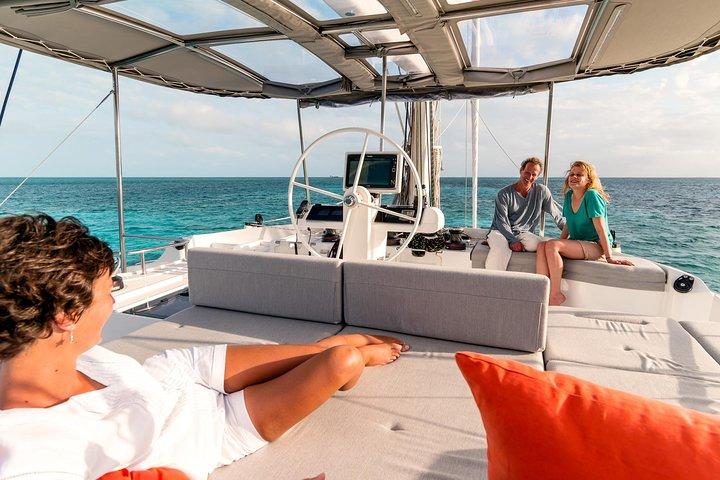 Crucero de lujo en catamarán de vela Santorini con barbacoa, bebidas y traslado