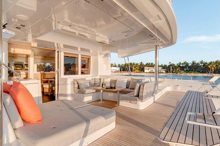Santorini Luxury Sailing Catamaran Cruise com churrasqueira, bebidas e transfer