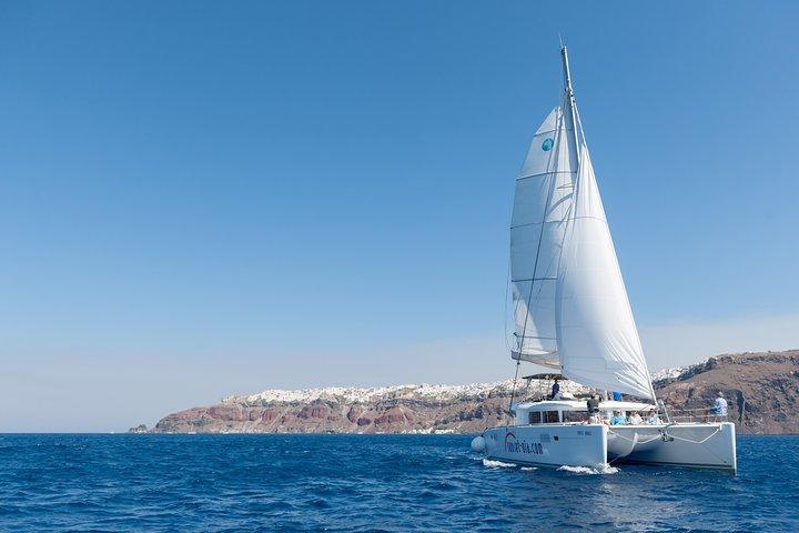 ホットスプリングスとホワイトビーチを経由したサントリーニ島のプラチナサンセット旅行