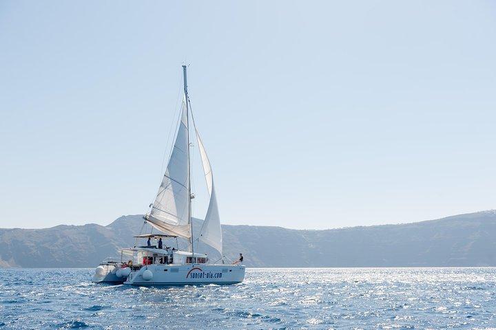 ホットスプリングスとホワイトビーチを経由したサントリーニ島のプラチナサンセット旅行