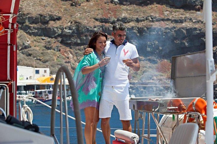 Cruzeiro ao pôr do sol em catamarã em Santorini com churrasco e bebidas