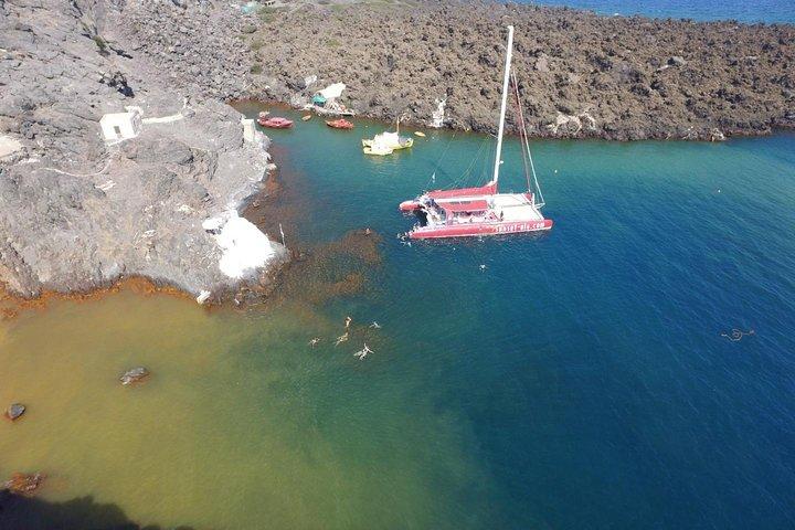 Cruzeiro ao pôr do sol em catamarã em Santorini com churrasco e bebidas