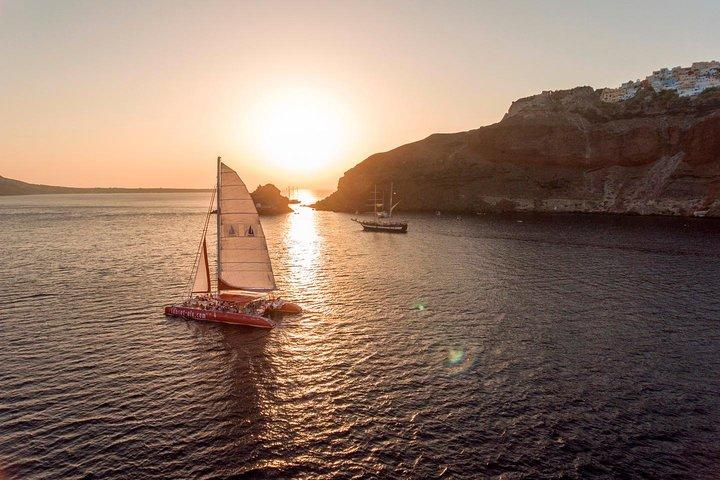 Cruzeiro ao pôr do sol em catamarã em Santorini com churrasco e bebidas
