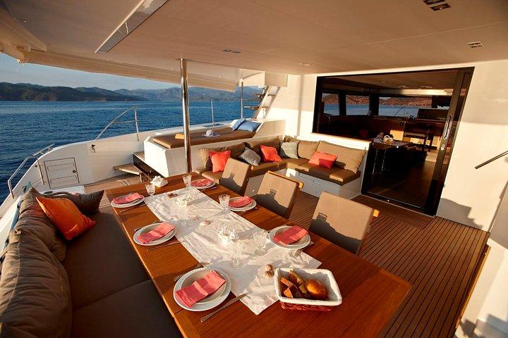Crucero de un día en catamarán de lujo en Santorini con barbacoa, bebidas y traslado