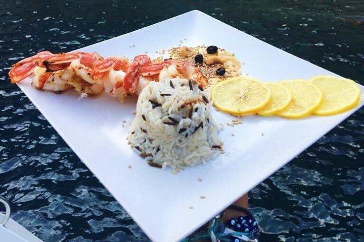 サントリーニ島ラグジュアリーカタマランサンセットクルーズ（BBQ、ドリンク、送迎付）