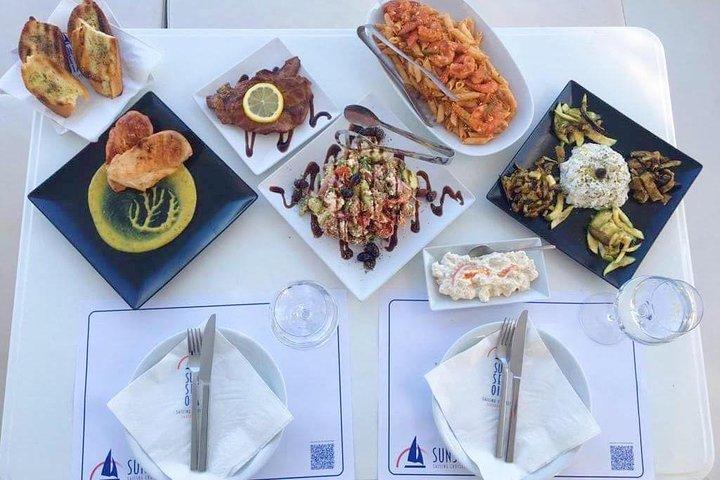 サントリーニ島ラグジュアリーカタマランサンセットクルーズ（BBQ、ドリンク、送迎付）