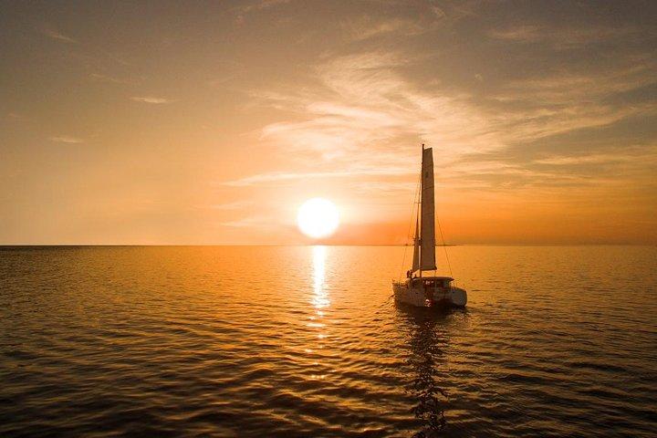 Crucero al atardecer en catamarán de lujo Santorini con barbacoa, bebida y traslado